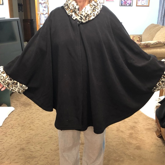 New fur cape/poncho - Picture 1 of 4
